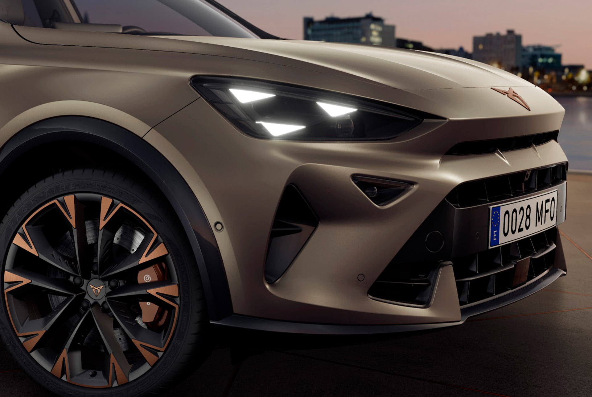 Nou Cupra Formentor 2024 en bronze century mat, llandes amb acabat en copper, llums LED CUPRA matrix, fars amb la forma distintiva d'ull triangular, característics de CUPRA.