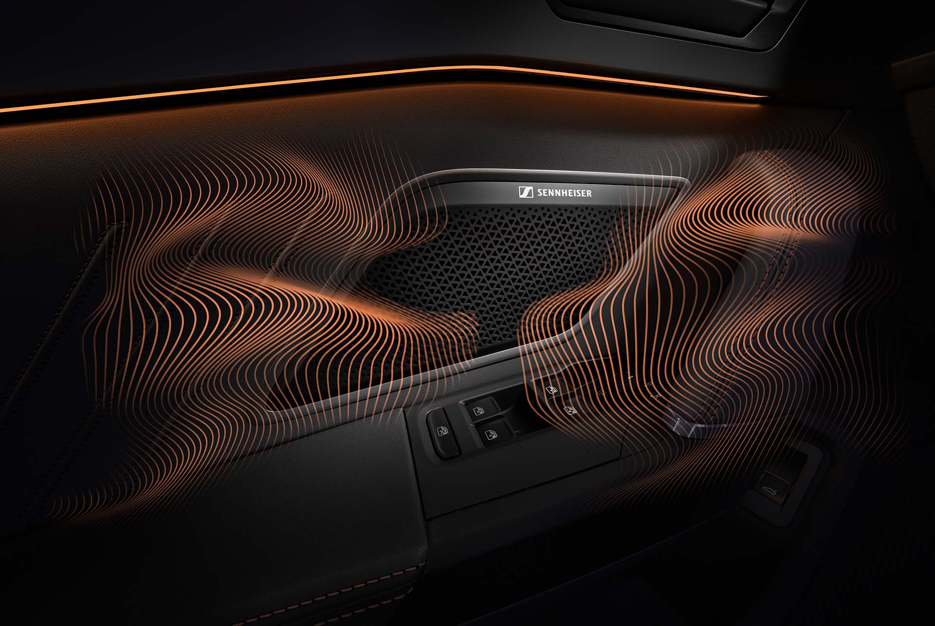 Tecnologia del nou Cupra Leon 2024 sportstourer phev, Immersive pack by sennheiser. Primer pla de l'altaveu de sennheiser al panell de la porta de Cupra Leon Sportstourer, ones sonores i il·luminació ambiental.